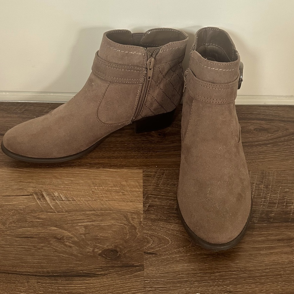 NWOT Unisa Boots Womens 7.5 Piera Ankle Booties Heels Buckle Side Zipper Brown